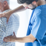 Cargar a un adulto mayor y dolor de espalda