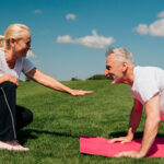 Ejercicios sencillos para cuidadores que pasan mucho tiempo en casa